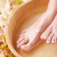 ¿Cómo suavizar las uñas de los pies de las personas mayores en casa?
