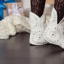 Types of crocheted knitted slippers and snowflake boots for girls: photo