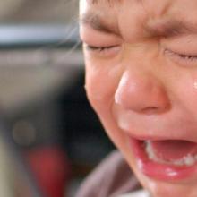 Ребенок закатывается при плаче - что делать, как успокоить?